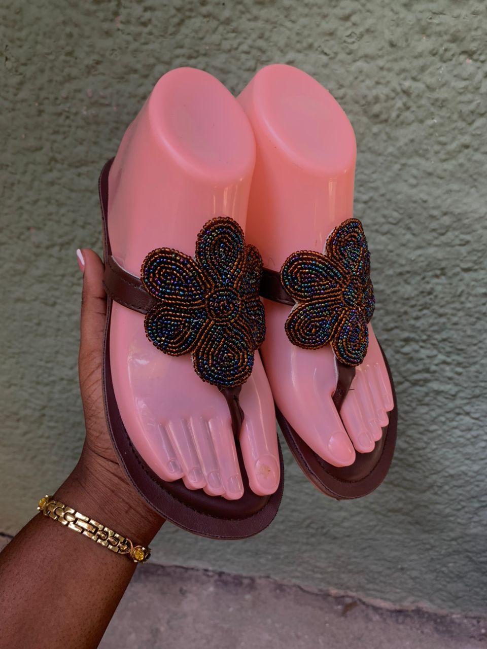 Sandales YON'ART en cuir avec perlage irisé fait main